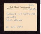 Etikett zu Schurz mit Schneckenbesatz (NHMW-ZOO-MO-0081100-ETH-133)
